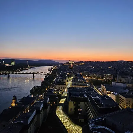 Eurovea Tower 22 - Danube & Castle View Pressburg